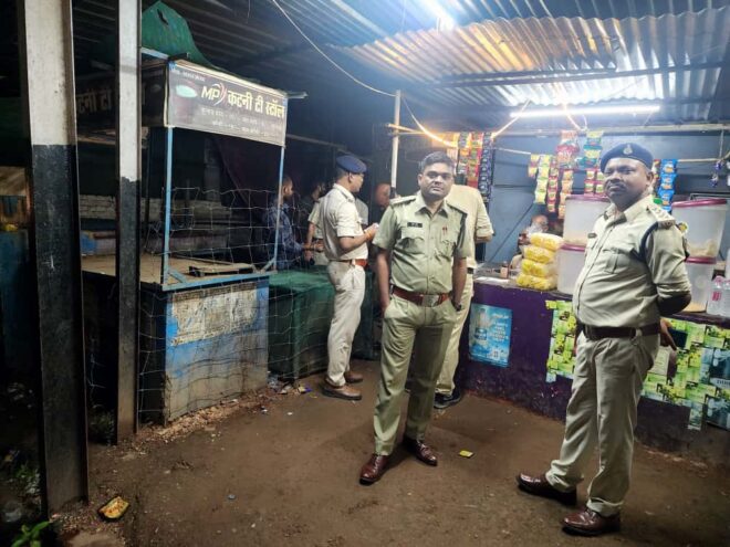 ग्राम टिकरवारा में आबकारी विभाग ने दी दबिश, आबकारी अधिनियम के तहत किया प्रकरण पंजीबद्ध, रात्रि कालीन गश्त कर किया कम्पोजिट मदिरा दुकानों की जांच