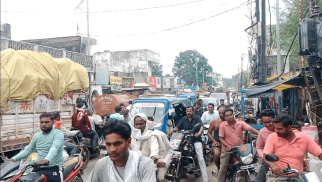 जाम में फंसी जीवनरेखा आधे घंटे तक जाम में फंसी रही एंबुलेंस ।