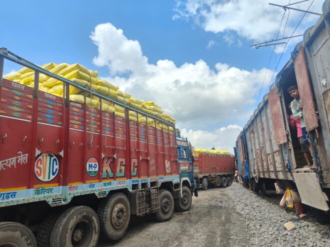 जिले के लिए नीम कोटेड यूरिया खाद की रैक झुकेही पहुंची
