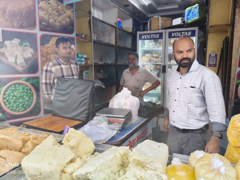 दो दुकानों से खोवा, पनीर और घी के लिए गए नमूने, जांच हेतु भेजा गया प्रयोगशाला