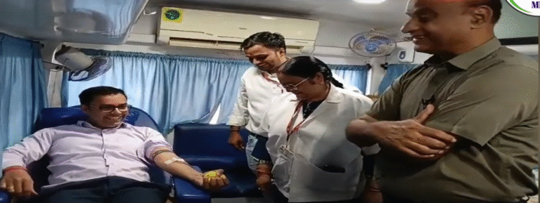 सेवा पखवाड़ा के तहत कलेक्ट्रेट में रक्तदान शिविर जारी। कलेक्टर श्री तिवारी ने स्वयं किया रक्तदान