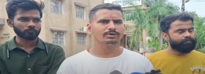 छुट्टी पर घर आए आर्मी जवान और उसके दोस्तों के साथ असामाजिक तत्वों ने की मारपीट... जवान का आईडी कार्ड सहित पैसे भी छीने। पुलिस ने आरोपियों के खिलाफ मामूली धाराओं में दर्ज किया मामला। लड़ाई का वीडियो हुआ वायरल।