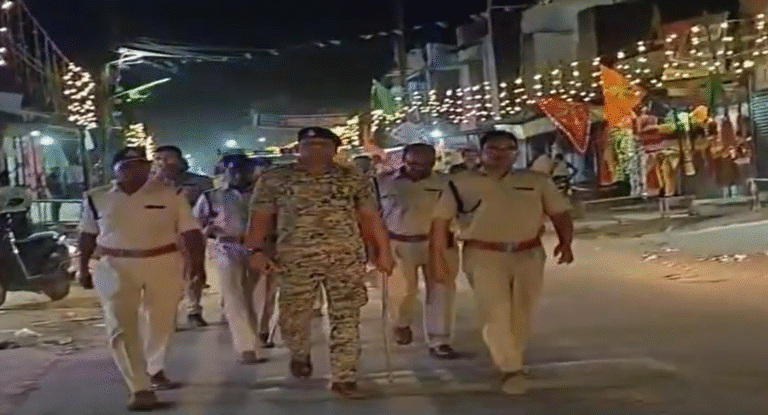 दशहरा पर्व से पहले पुलिस का पैदल मार्च, सख्त तैयारी शुरू