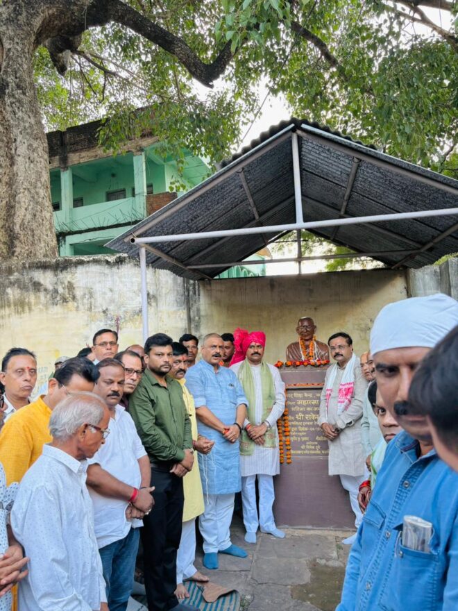 राज्य मंत्री श्री लोधी ने महात्मा गांधी की प्रतिमा पर किया माल्यार्पण