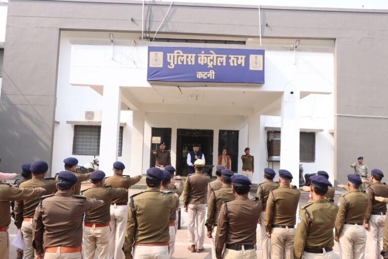 संविधान दिवस पर पुलिस अधीक्षक द्वारा अधिकारियों- कर्मचारियों को दिलाई गई संविधान की शपथ |
