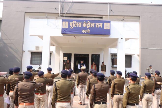 संविधान दिवस पर पुलिस अधीक्षक द्वारा अधिकारियों- कर्मचारियों को दिलाई गई संविधान की शपथ |