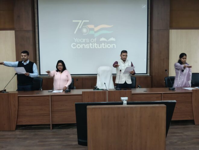 अपर कलेक्टर ने संविधान दिवस पर शासकीय कर्मियों को दिलाई शपथ |