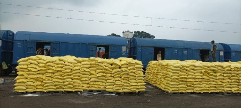 झुकेही रैक पाइंट से उतारा जा रहा 1050 मीट्रिक टन यूरिया