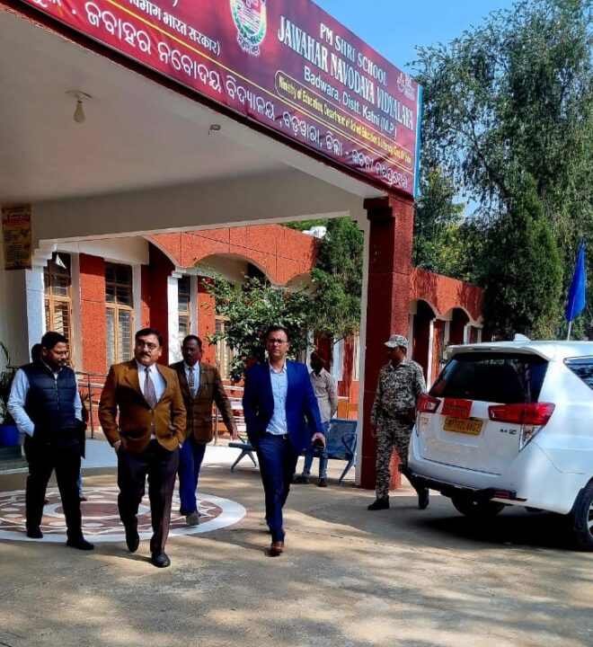 कलेक्टर श्री तिवारी ने किया जवाहर नवोदय विद्यालय बड़वारा का निरीक्षण