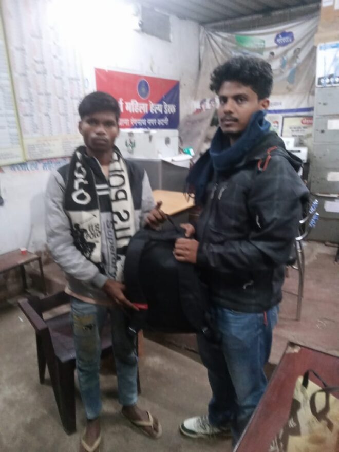 ऑटो चालक ने पेश की ईमानदारी की मिसाल, लैपटॉप रुपए सहित कीमती सामान से भरा बैग लेकर पहुंचा रंगनाथ नगर थाने ।