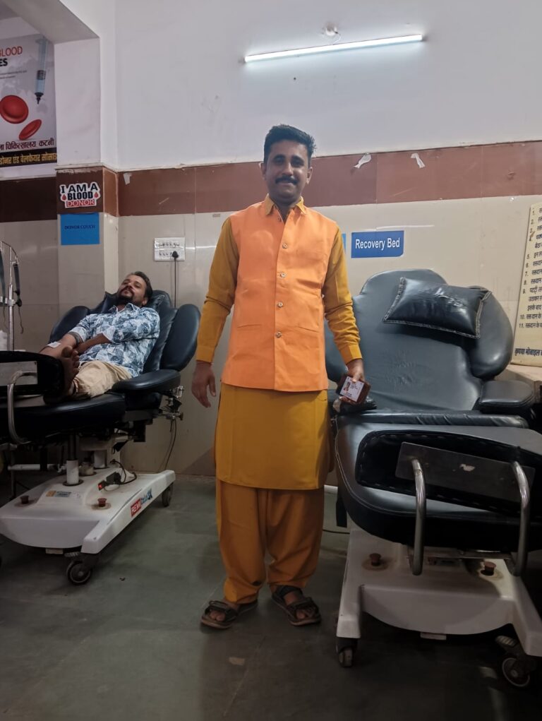 विवेक तिवारी ने किया रक्तदान