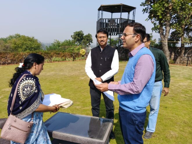 कलेक्टर श्री तिवारी