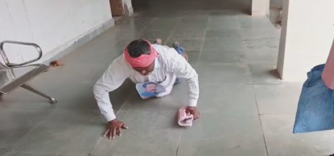 युवक दण्ड भरते हुए जनसुनवाई पहुँचा |