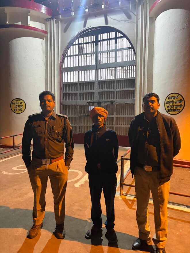 हत्या के सजायाफ्ता आरोपी राकेश बंगाली 24 वर्षों बाद गिरफ्ता |