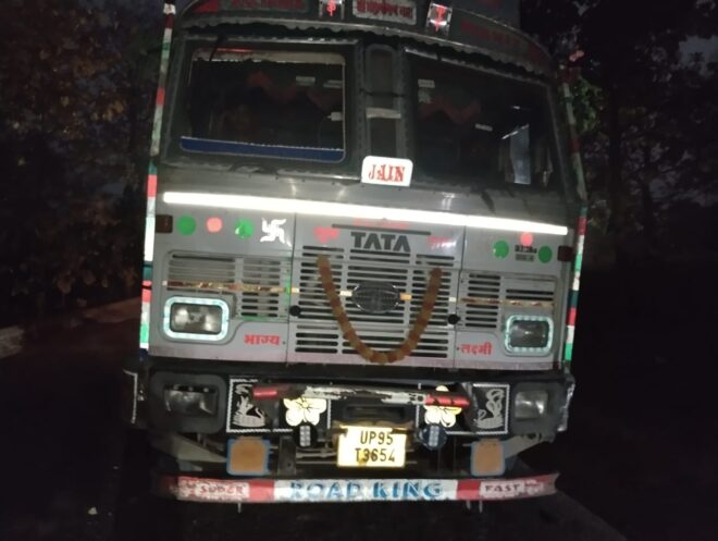 तेज़ रफ़्तार ट्रक ने खड़ी कार