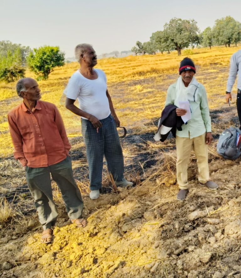फसल अवशेष नरवाई जलाने वाले किसानो के विरूद्ध हुई सख्‍त कार्रवाई