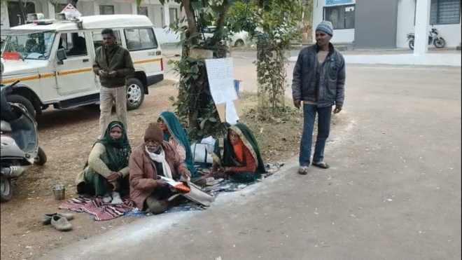 वृद्ध को उसका भतीजा खेत जाने से रोक रहा, शिकायतों की फाइल लेकर वृद्ध पहुँचा एसपी कार्यालय ।