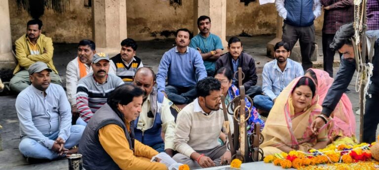 अध्यक्ष राजेश्वरी हरीश दुवे ने पार्क की बाउंड्री वॉल निर्माण स्थल पर भूमि पूजन किया।
