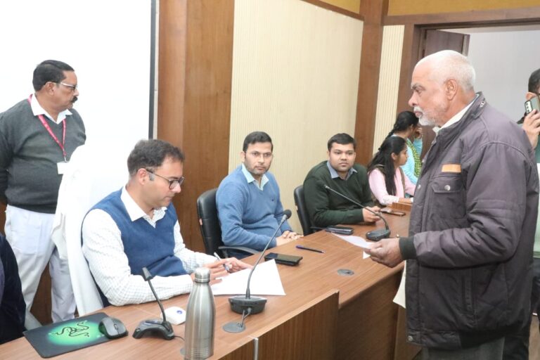 कलेक्टर श्री तिवारी जनसुनवाई