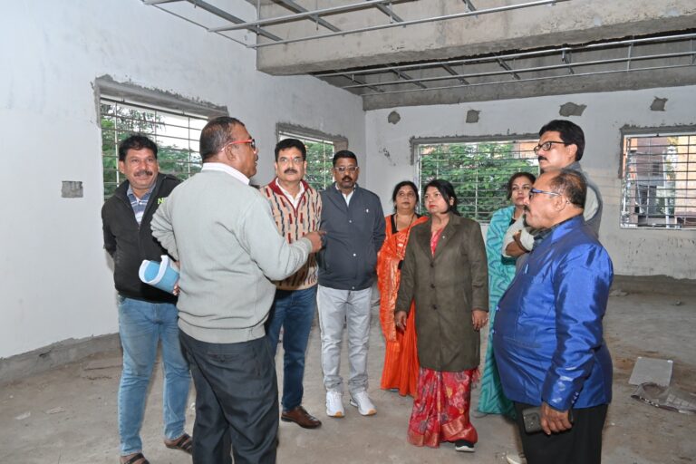 महापौर श्रीमती सूरी ने किया निर्माणाधीन ई-लायब्रेरी भवन का निरीक्षण