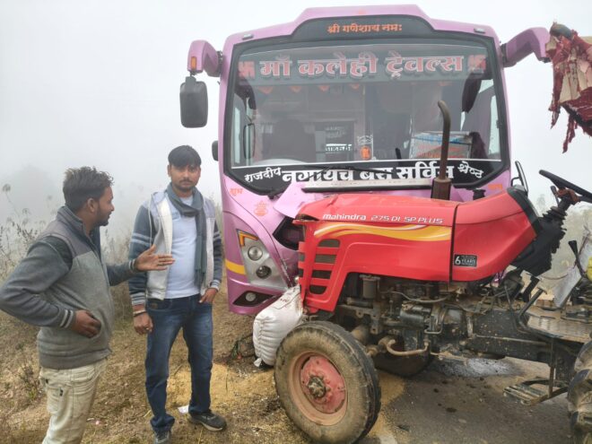 बस–ट्रैक्टर की भिड़ंत